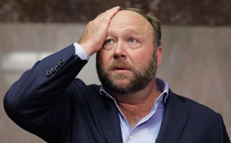 Juez ordena venta de activos de Alex Jones para compensar a las familias de Sandy Hook