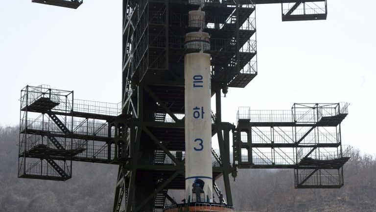 Corea del Norte informa que el lanzamiento de su último satélite explotó durante el vuelo