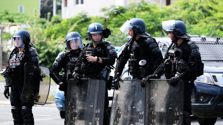 Cuatro muertos en disturbios en Nueva Caledonia mientras Francia declara el estado de emergencia