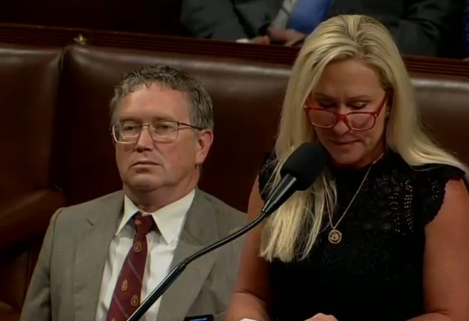 La Cámara de Representantes abuchea a Marjorie Taylor Greene mientras presenta una moción de desalojo