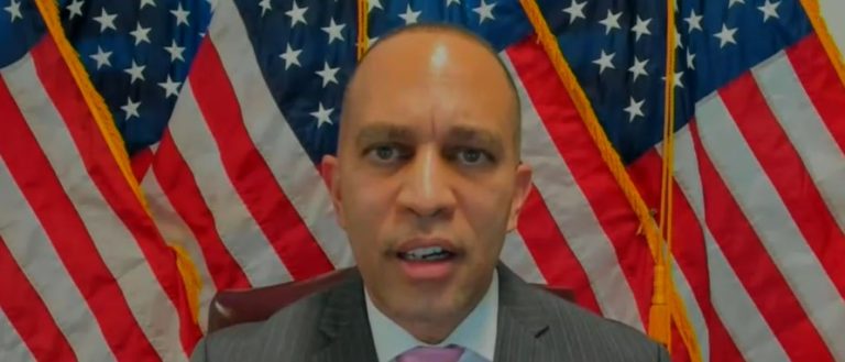 Hakeem Jeffries pide al pueblo estadounidense que mantenga la presión sobre Alito y Thomas