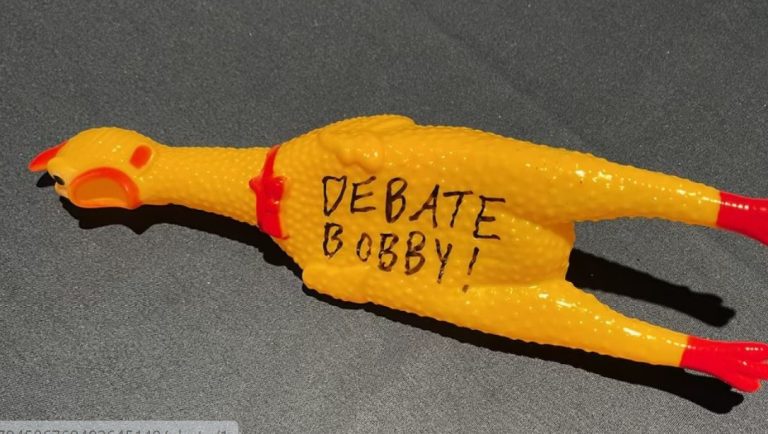 Trump hace que el Servicio Secreto confisque pollos de goma en la Convención Libertaria