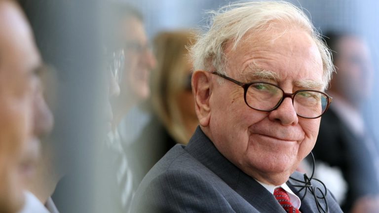 Warren Buffett dice que un curso de retórica cambió su vida: lo que aprendió