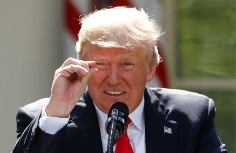 Trump se avergüenza al afirmar que el aumento del nivel del mar está creando propiedades frente al mar
