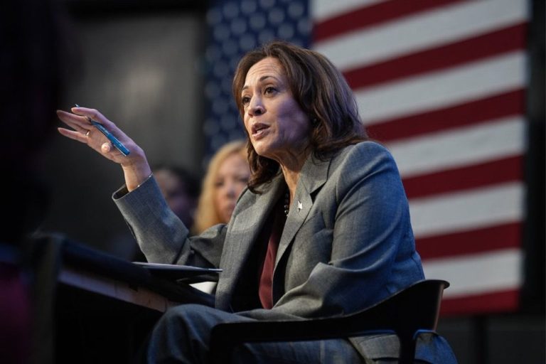 Kamala Harris critica al débil Trump por ceder ante el lobby de las armas