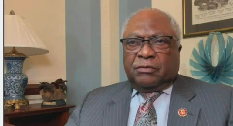 El representante Jim Clyburn les dice a los nerviosos demócratas que se relajen