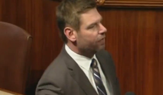 Eric Swalwell ataca a los republicanos de la Cámara de Representantes por evadir las citaciones del 6 de enero