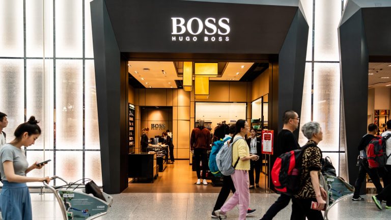 Las acciones de Hugo Boss se desploman tras la advertencia de ganancias en medio de la caída de la demanda de China