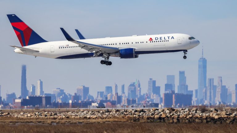 Delta ofrece solo pasta a miles de viajeros internacionales después de que un vuelo tuvo que ser desviado por comida “estropeada”