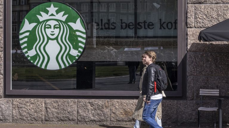 Elliott posee participación en Starbucks y está en conversaciones con la gerencia: WSJ