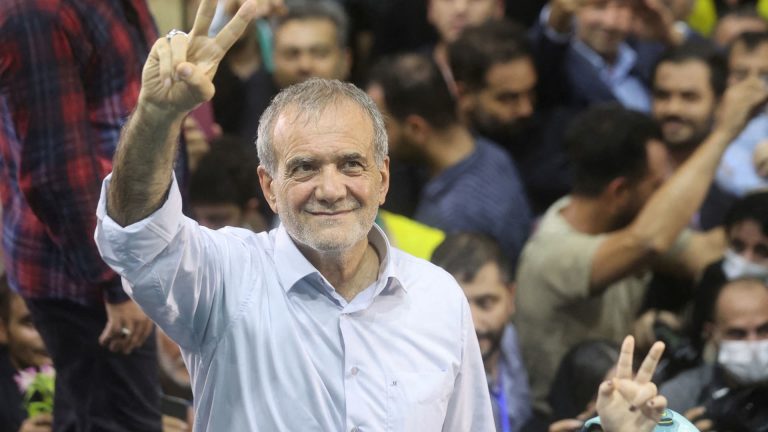 El “reformista” Masoud Pezeshkian es elegido presidente