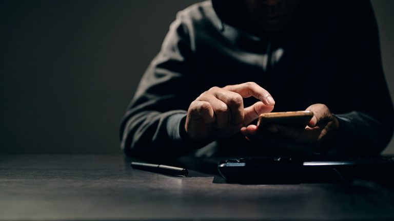 AT&T demandada por fotos de desnudos tomadas del teléfono de un cliente