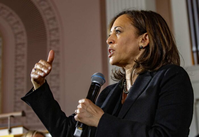 Los republicanos en la Cámara de Representantes quieren destituir a Kamala Harris de su cargo