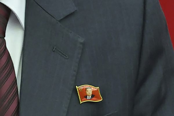 Los norcoreanos visten por primera vez los pins de Kim Jong Un – The Diplomat