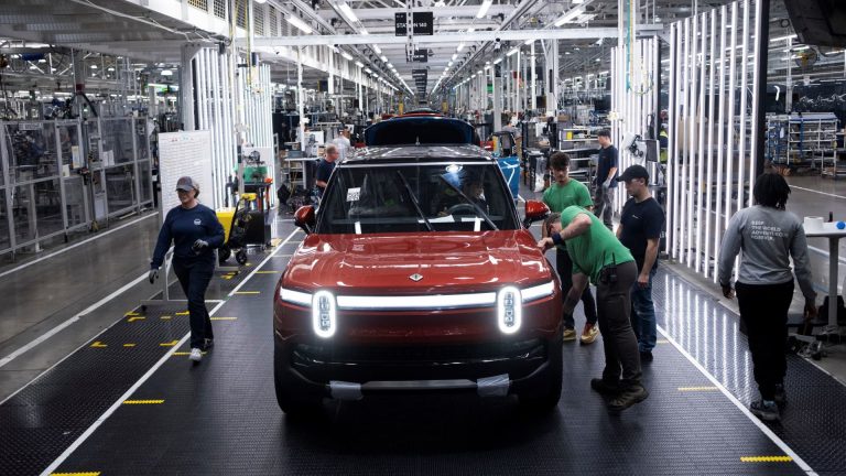 Rivian supera las expectativas de ganancias del segundo trimestre después de los recortes de costos