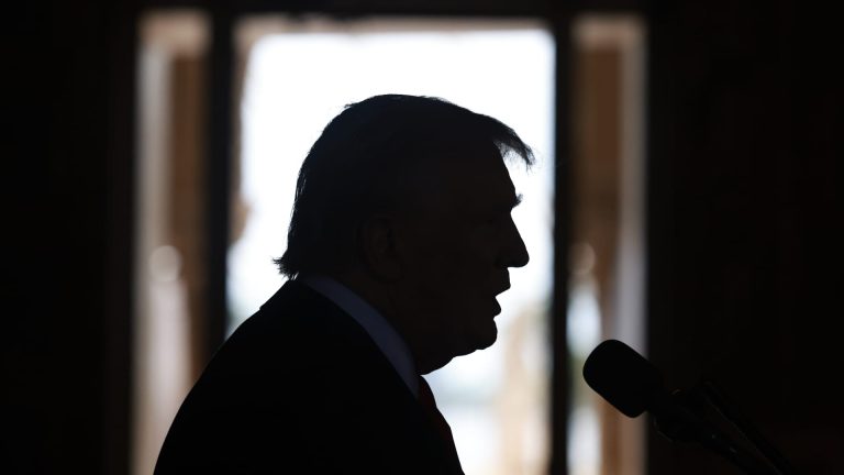 El mitin de campaña de Trump se interrumpe mientras Harris, Walz y Vance viajan