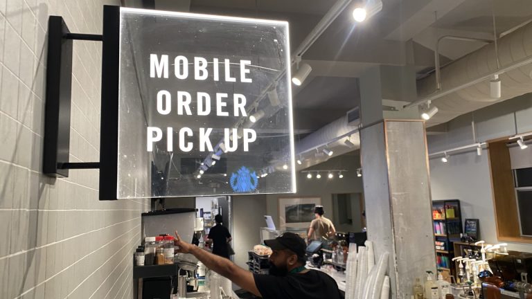 Brian Niccol, el futuro CEO de Starbucks, podría estar considerando una aplicación móvil