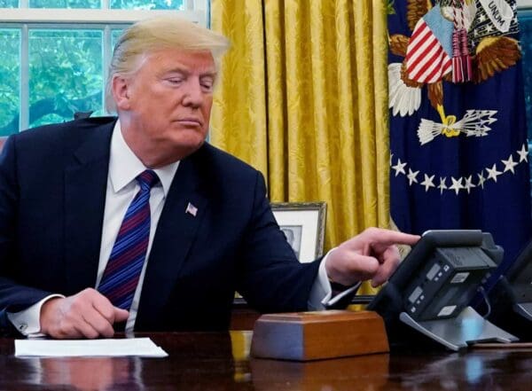 Después de que Fox News lo echó, Trump llamó a Newsmax para continuar con su perorata