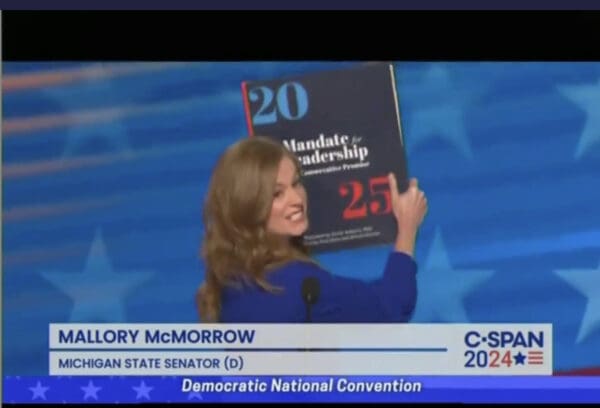 Mallory McMorrow presenta el Proyecto 2025 y lo lee en la Convención Nacional Demócrata