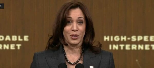 Kamala Harris está reuniendo un ejército de voluntarios para derrotar a Trump