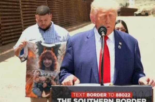 Trump enloquece al desplomarse en convención demócrata en Arizona