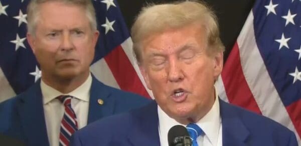 La campaña de Trump colapsa mientras las encuestas muestran que Kamala Harris lidera en los estados indecisos