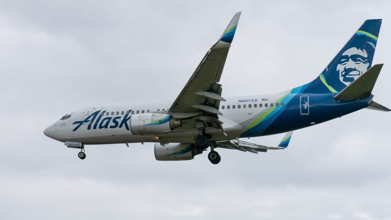 La fusión de aerolíneas Alaska-Hawái pasa la revisión del Departamento de Transporte de EE. UU.