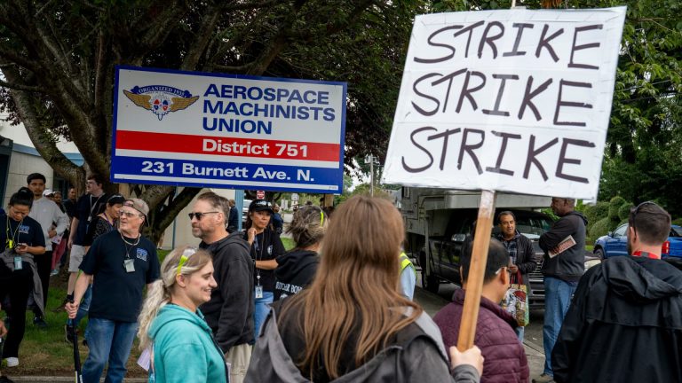 Los trabajadores de Boeing rechazan abrumadoramente el convenio colectivo y se preparan para la huelga
