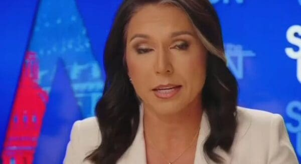 Tulsi Gabbard intentó solucionar el escándalo de Trump en Arlington y no salió bien