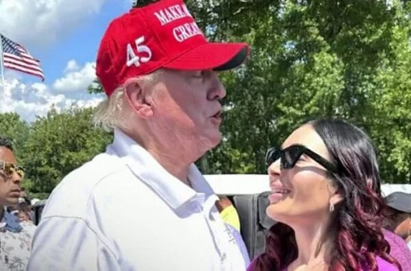 Bill Maher da la vuelta a la tortilla y lanza una teoría conspirativa sobre Trump y Laura Loomer