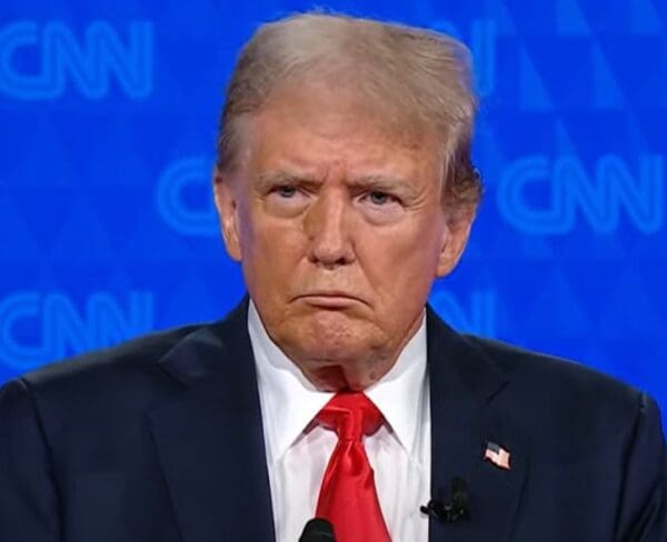 Trump está obsesionado con hacer que Kamala Harris parezca alta en el debate