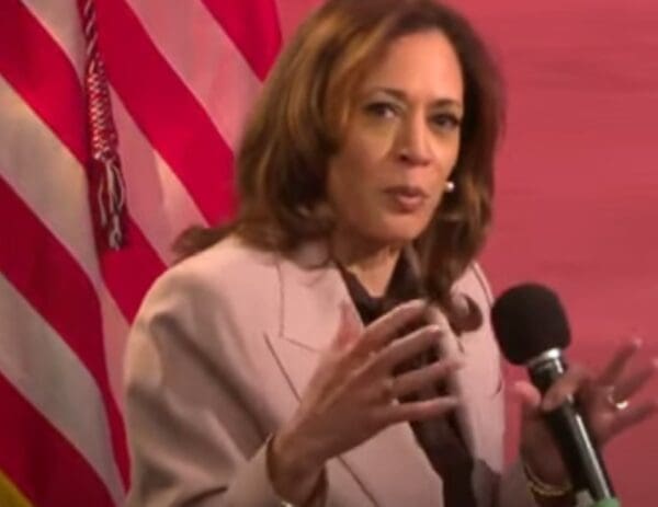 Kamala Harris critica a Trump por destruir Detroit