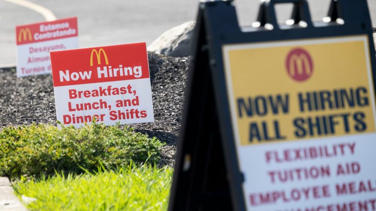 La creación de empleo se aceleró al aumentar el número de empleados en 254.000