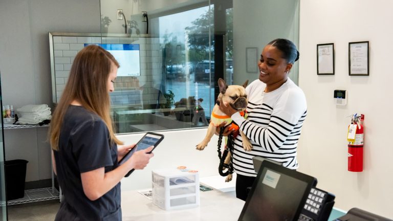 Walmart abre cinco centros más de atención veterinaria y animal