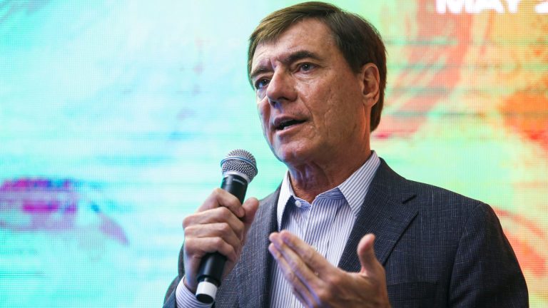 El director ejecutivo de Embraer dice que el fabricante de aviones está explorando opciones para un nuevo avión