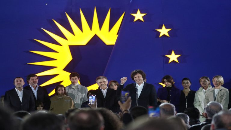 Los resultados iniciales muestran que el partido gobernante de Georgia está ganando las elecciones cruciales, mientras que los partidos de la oposición están cometiendo injusticias.