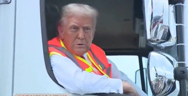 El último truco de Trump para un discapacitado cognitivo es responder preguntas de un basurero