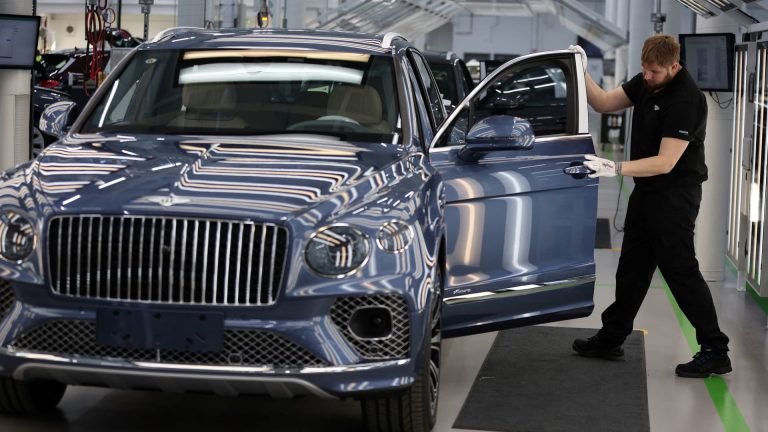 Bentley retrasa aún más el plan totalmente eléctrico, ya que incluye híbridos enchufables