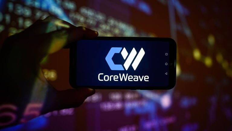 CoreWeave apunta a una valoración de más de 35 mil millones de dólares cuando salga a bolsa en los EE. UU. en 2025, dijeron las fuentes.