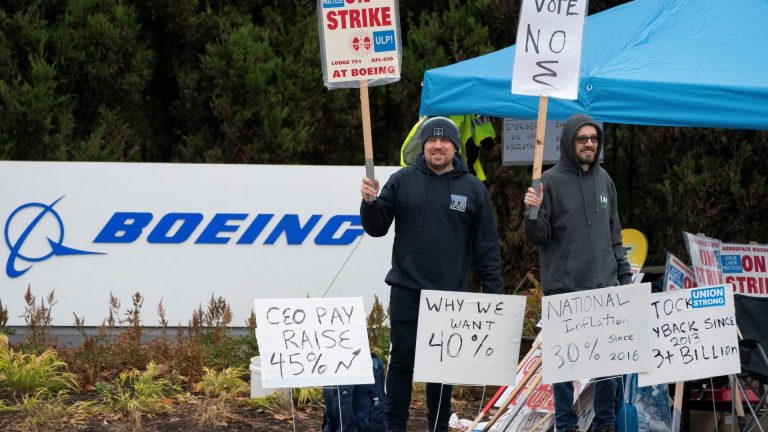 El sindicato de Boeing respalda una oferta de contrato relajada que podría poner fin a la huelga y fija la votación para el lunes