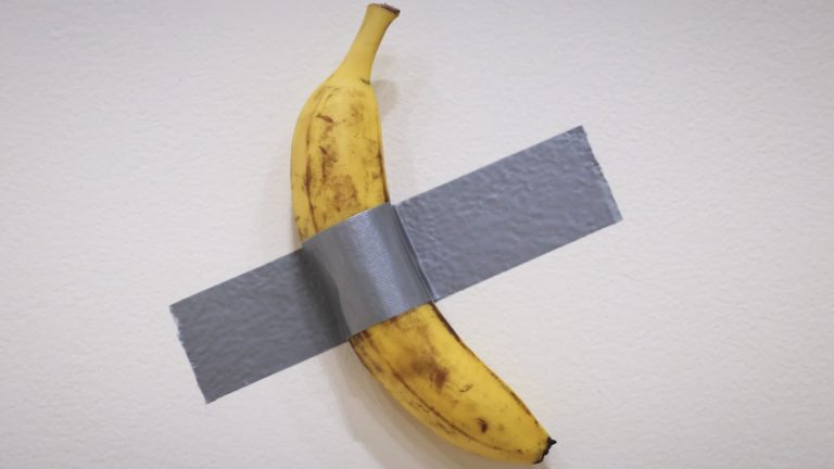 Un inversor en criptomonedas paga 6 millones de dólares por un plátano y planea comérselo