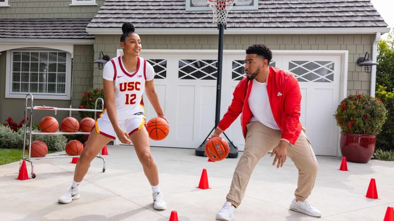 State Farm firma a JuJu Watkins y aumenta la inversión en deportes femeninos