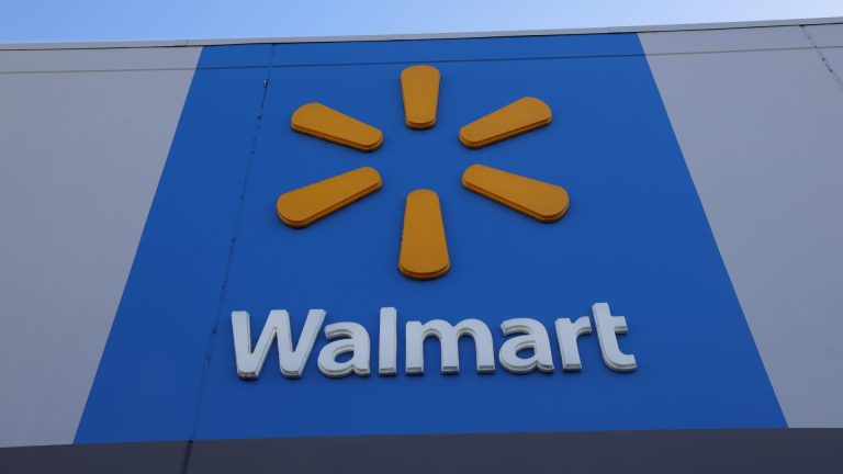 Walmart está retirando sus esfuerzos de DEI y eliminando algunos productos LGBTQ