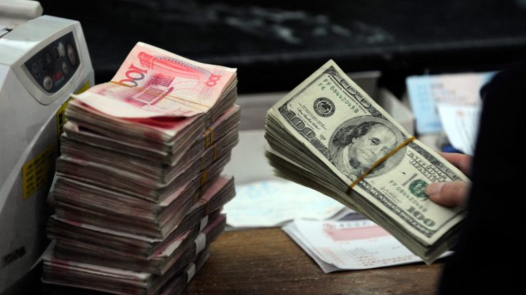 El yuan chino alcanzará mínimos históricos a medida que aumenten los aranceles estadounidenses, predicen los bancos de inversión