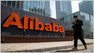Alibaba informó un aumento interanual del 5% en los ingresos del segundo trimestre a aproximadamente 32.400 millones de dólares, por debajo de las estimaciones de aproximadamente 32.700 millones de dólares, y un aumento interanual del 58% en los ingresos netos a aproximadamente 6.070 millones de dólares según el desempeño de sus inversiones en acciones (Ruxandra Iordache/CNBC)