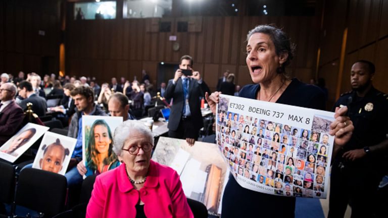 El tribunal rechaza el acuerdo con Boeing en los accidentes del 737 Max, citando preocupaciones de DEI