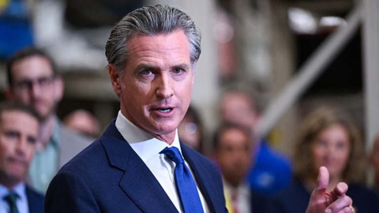 El gobernador de California Newsom inicia una sesión especial para “protegerse” de Trump