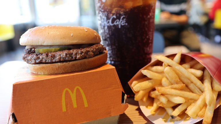 Los CDC dicen que el brote de E. coli en McDonald’s ha terminado
