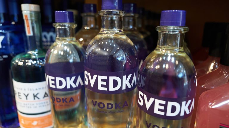 Constellation Brands vende vodka Svedka a Sazerac
