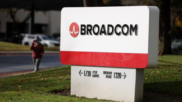 Las acciones de Broadcom suben un 21%, elevando la capitalización de mercado de la compañía a más de 1 billón de dólares